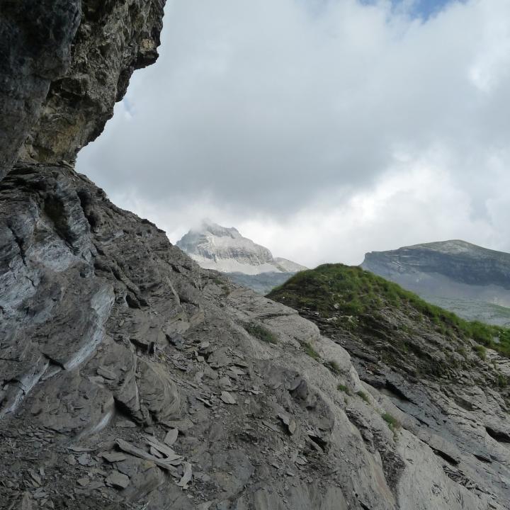 Auswilderungsnische aus Schiefer, Sandstein und Brekzie - im Hintergrund der Graustock