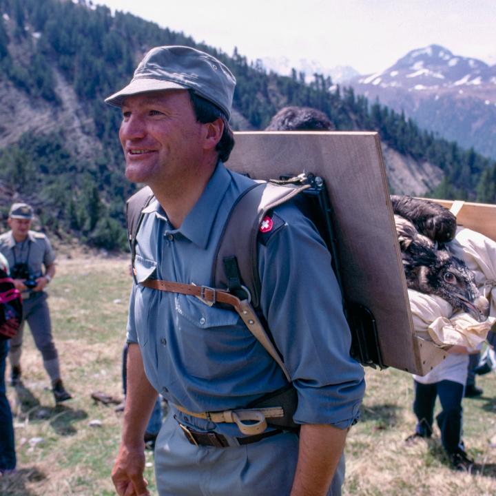 Parkwächter Reto Strimer mit einem jungen Bartgeier bei der Auswilderung im Jahr 1999. (c) Schweizerischer Nationalpark 